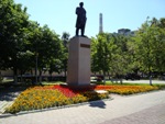 клумба у памятника Ленину